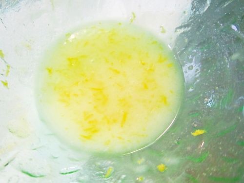 取一容器混合調勻[糖霜部份]的材料，