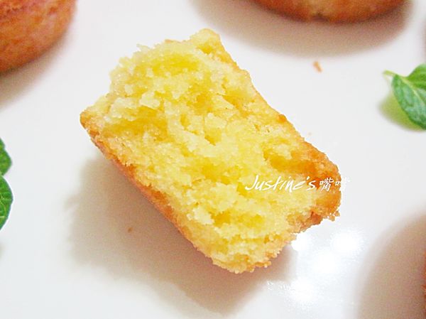 小蛋糕放涼後淋上檸檬糖霜食用、或趁熱食用都很可口！
◎糖霜酸甜度可視個人口味調整！