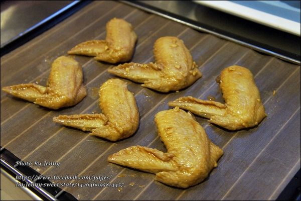 烤箱預熱至180℃，將醃漬好雞翅擺放烤盤中，烘烤20分鐘至熟透即可取出。