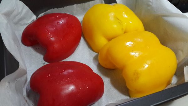 甜椒清洗乾淨後.去籽剖半.皮面向上