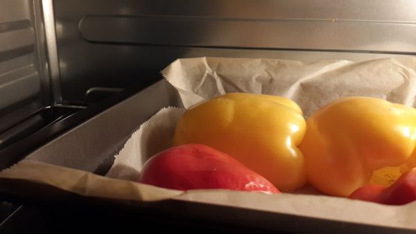 要烤到.如圖中的黃椒.皮會澎起(要整顆都是這樣喔.之後皮才好剝)