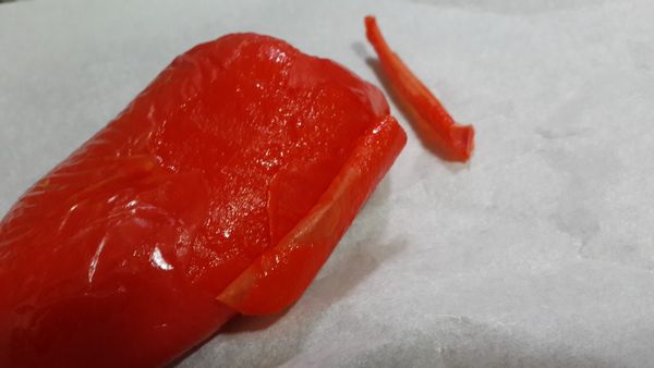 烤好的甜椒請略冷一些後.撕去外皮