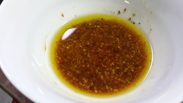 醬汁依序調勻與甜椒片.鴻喜菇拌勻.即可食用