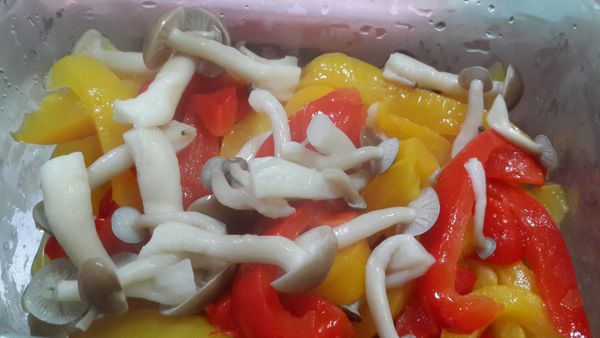 前天做料理剩下一點鴻喜菇.順手也拿來燙熟加進來(這可省略喔....但加入口感很好)