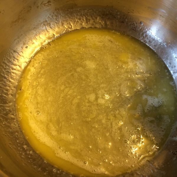 打散後..在加入奶油(奶油需要融化成液體狀)..在融合在一起