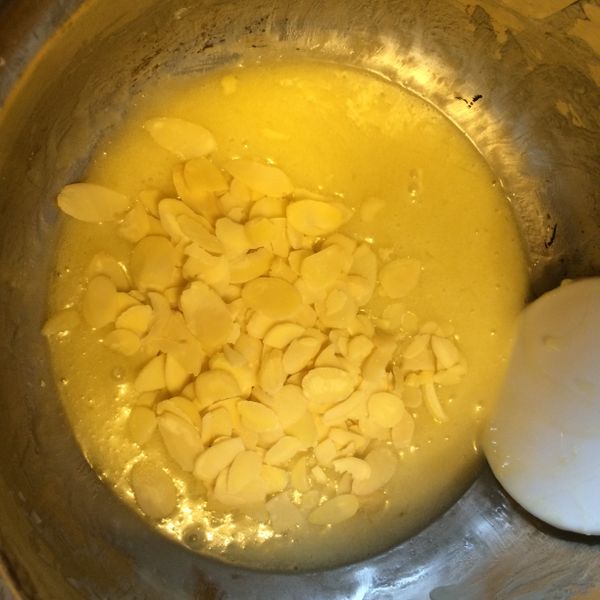 在入少許的鹽跟杏仁片...輕輕的攪拌,盡量不要讓杏仁片碎掉...在入冰箱半小時以上(讓杏仁片可以吃一點味道.融合在一起)