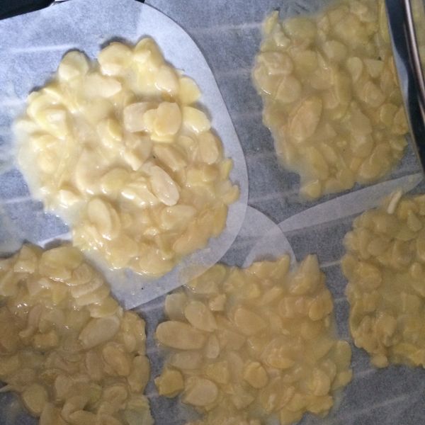 鋪在烘培紙上面~~用上火150，下火140～20分鐘,放涼後就可裝在密封袋或密封盒