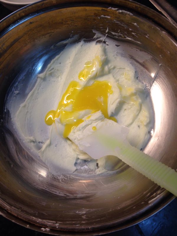 再加入一個蛋黃