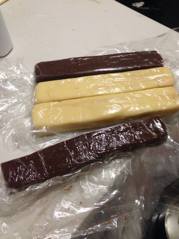 把麵團分成4等份，都做成長方形