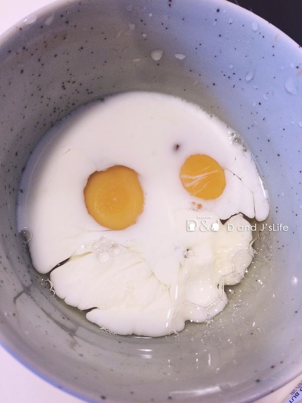 將泰式打拋豬用任何方式加熱，接著蛋加入牛奶
泰式打拋豬作法：http://dandjslife.pixnet.net/blog/post/332143219