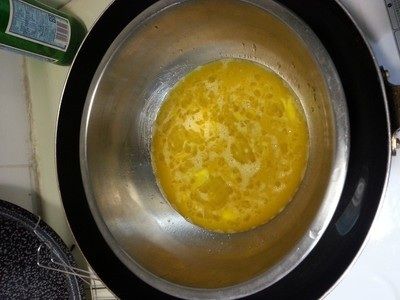 取一水鍋燒熱水至快要滾就可關火,將A材料裝蛋與糖的鋼盆放入