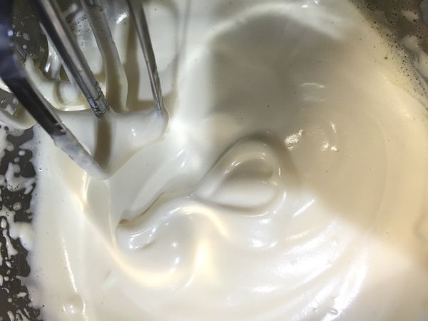 打發蛋液至可明顯看出滴落痕跡(可寫8字看是否能清楚看出字體)