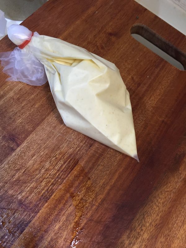 拌勻後取約0•5杯麵糊過篩，裝入較硬質地的塑膠袋或擠花袋（過篩是為了避免畫畫的時候被沒攪勻的麵糊卡住）