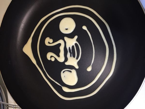 平底鍋不開火先將圖形畫上