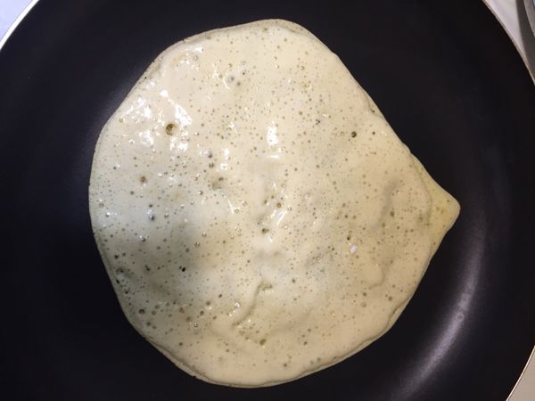 關火，將盆中的麵糊以湯匙舀入覆蓋空洞處並鋪平麵糊