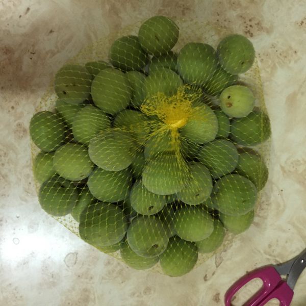 準備青梅，並把壞掉的挑掉洗淨。
洗淨後在用牙籤仔細的將梗挑掉