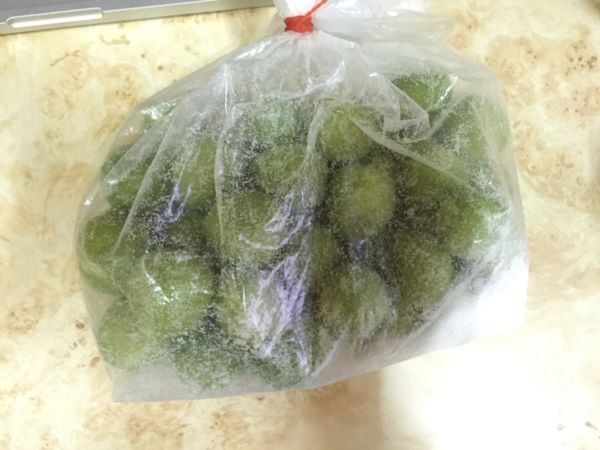 準備一個厚塑膠袋，將鹽與青梅倒入，用按壓的方式搓揉約15分鐘