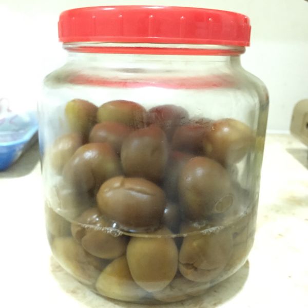 【第一次糖水】取200g的砂糖（玻璃瓶蓋裝滿約100g）與800c.c.的水（水量示罐子而定，以蓋過青梅為佳，我第一次糖水煮太少）煮滾後放涼，與梅子一起放入玻璃罐醃製1天