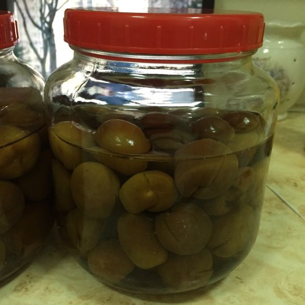 將第二次的糖水＋400g的砂糖煮滾後產生【第三次糖水】，放涼後再與梅子一起放入玻璃罐醃製3天