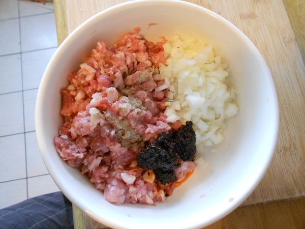 一部分洋蔥切丁，跟絞肉、白胡椒粉、米酒、2 tsp的維力炸醬攪勻備用。