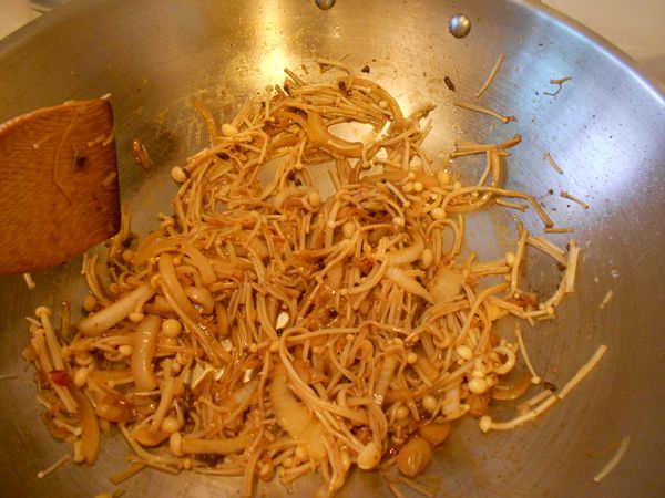 紅蔥頭切片，跟切絲的洋蔥爆香後放2 tsp維力炸醬拌炒，再把切段的金針菇炒到微微出水後放涼。