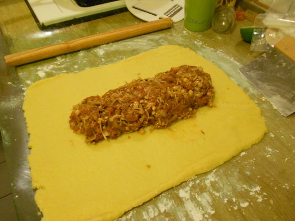 把6倒到桿平的酥皮中間，成長條形。