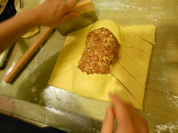肉條上端跟下端都用酥皮包住，左右兩邊畫出約 2公分的酥皮條，畫痕與肉條之間要留些距離。