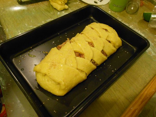 烤箱預熱攝氏200度，10刷上蛋液，撒些白芝麻烤40分鐘。