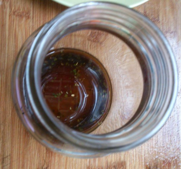 將油醋醬料混在一起，就可以開始堆疊了。第一層是油醋醬。