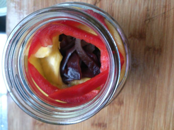 第四層放了甜椒，把它排在外圍，中間就可以放木耳和菇類。