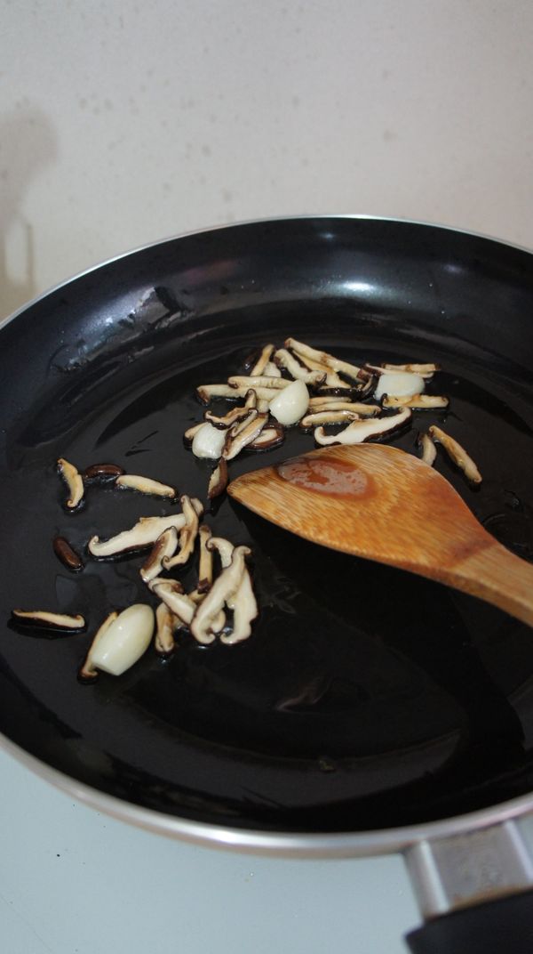 先熱油鍋,放入蒜頭以及乾香菇絲爆炒