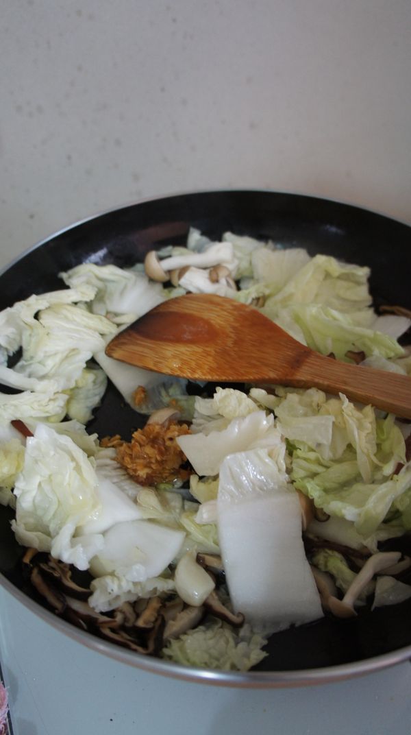 放入紅蘿蔔絲,白菜,黑木耳,金針菇等,一起拌炒