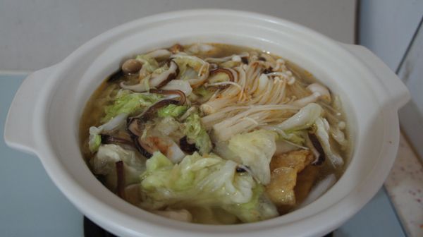 煮滾後,在作調味~加入調味料調味,以及調味靈魂:維力炸醬,因為喜歡重口味,所以添加較多的量.喜歡白菜軟爛的口感,所以還會小火煮久些~食用時,還會澆上一點點香油,以及蔥花!