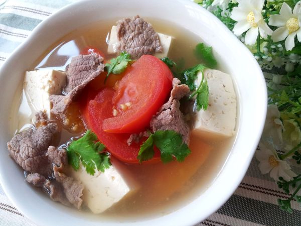 打開鍋蓋 , 在沸騰的狀態中加入牛肉拌勻 ;  把牛肉煮熟後即可試味 , 如果覺得不夠鹹 , 可以再斟酌加鹽調味 ;  最後灑上香菜即可