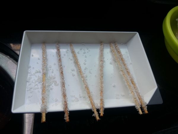 將竹籤浸在水中約五分鐘，然後裹上白砂糖，待乾。