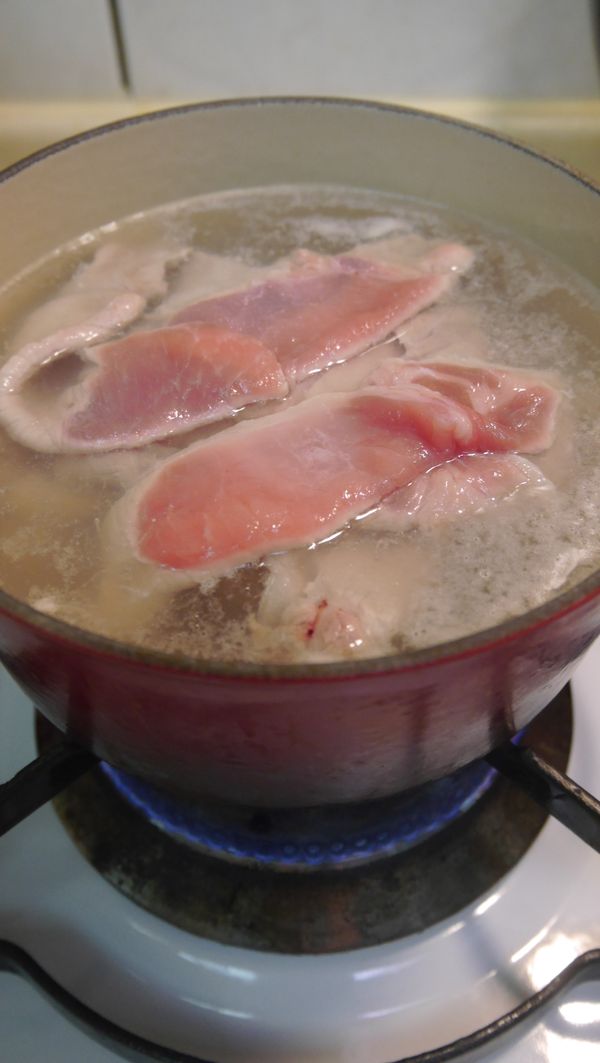 川燙肉片(可加入一小匙米酒提香，且可去肉腥味)