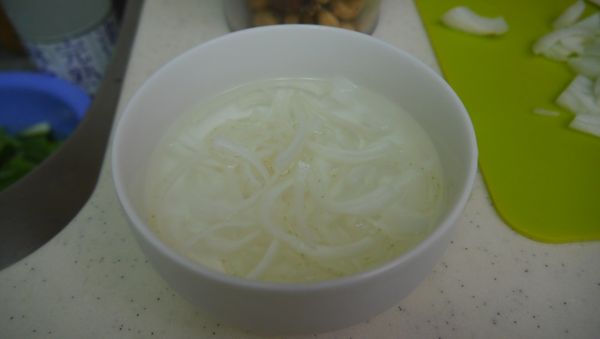 同時用冰水冰鎮洋蔥絲