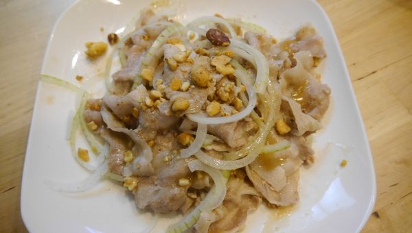 將川燙好的肉片淋上醬料(胡麻醬or醬油等)，加少許的糖，放上冰鎮後的洋蔥絲、堅果，均勻地拌一拌即大功告成!