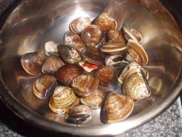 蛤蠣洗淨備用