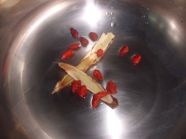 枸杞、黃耆洗淨備用(最好浸泡一下把水倒掉)