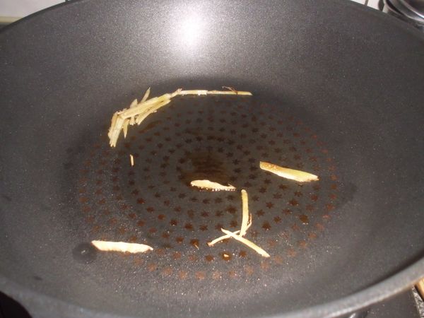 鍋內放入少許苦茶油，放入薑絲略炒