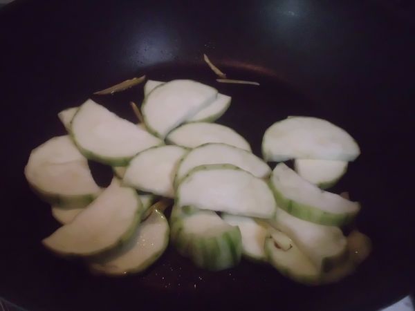 放入切片絲瓜略炒