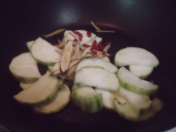 放入洗淨黃耆、枸杞