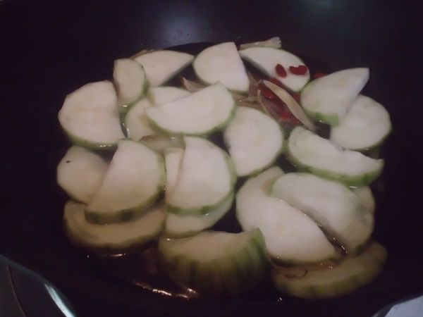 放入適量米酒水、蛤蠣悶煮
中間須注意蛤蠣開了可先拿起，才不至於蛤蠣縮水太嚴重