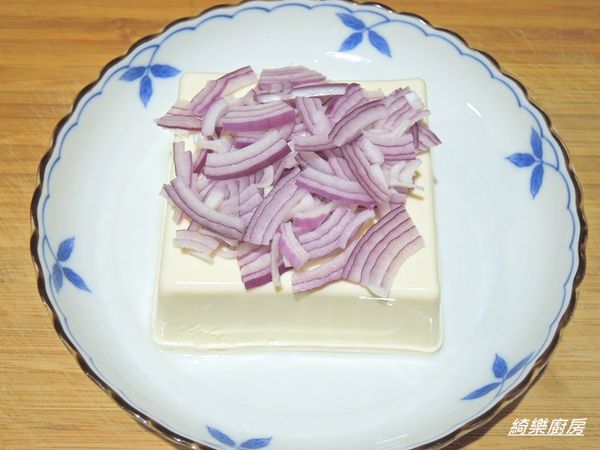 把切好的紫洋蔥片鋪在豆腐上