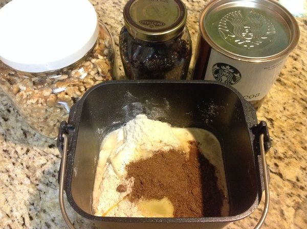 除了酵母粉外的所有材料都倒在一起.堆成中間高高的.倒成山的形狀,放入麵包機