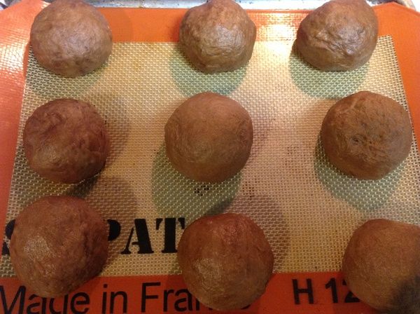 將麵團整形為圓形,滾圓收口朝下,放到烤盤上面