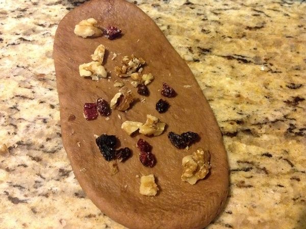 撲上稍微切脆的核桃 &amp; 適量葡萄乾 &amp; 適量蔓越莓