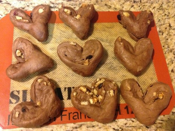 即行成愛心型狀.依續將其他的麵團同法整成心型