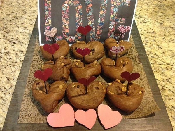 是 9小顆讓愛情長長久久的愛心滿滿巧克力愛心核桃麵包❤!!